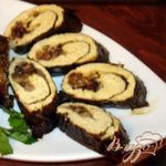 Куриный рулет с карри, сыром и грибами, завернутый в виноградные листья
