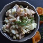 Яичный салат с маринованными грибами