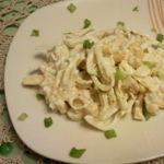 Куриный салат с омлетом и кукурузой