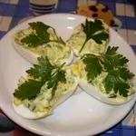 Фаршированные яйца с голубым сыром