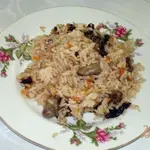 Паэлья с куриными сердечками и черносливом