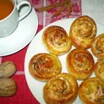 Открытые рулетики с корицей и орехами