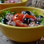 Салат с томатами и тунцом