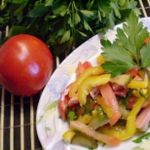 Салат овощной с колбасой молочной подкопченной