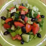 Овощной салат с чесноком и оливками