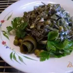 Салат из морской капусты, лука и горошка