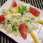Легкий овощной салат с кукурузой и перепелиными яйцами