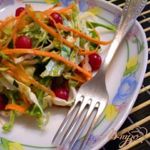 Салат из капусты молодой, моркови и калины
