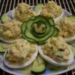 Фаршированные яйца кальмаром и огурцом