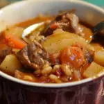 Тушеная говядина с перловкой и овощами