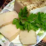 Вареное сало с чесноком