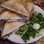 Сэндвич с колбасой и яйцом