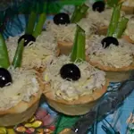 Тарталетки с рыбным салатом