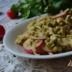 Салат с зеленым горошком, редисом и артишоками