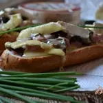 Горячий бутерброд с ветчиной, черносливом и сыром