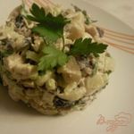 Салат с куриной грудкой и черносливом
