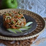 Морковный салат с куриным мясом и яблоком