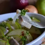 Закуска из сельди с яблоком