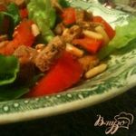 Салат с помидорами и ржаными сухариками