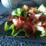 Салат с вяленой говядиной, кусочками дыни и красной смородиной