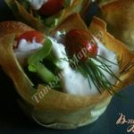 Овощной салатик в корзиночках из теста Брик