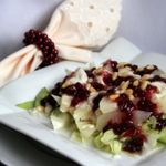 Тёплый салат из груш и моцареллы с ягодным соусом