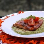 Лосось на  пюре из зелёного горошка и мяты
