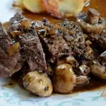 Стейк с черным перцем, коньяком и грибами