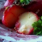 Отварной картофель с поджаркой из ветчины с каперсами
