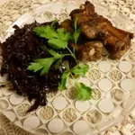 Жареные свиные ребра с луком