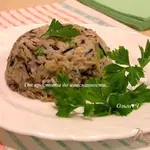 Дикий и пропаренный рис с зеленым горошком и сайрой