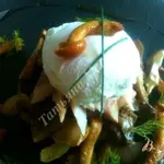 Яйца пашот с грибами на крупяных биточках