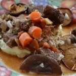 Говяжье рагу с грибами и розмарином