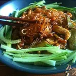 Салат с куриным мясом и рисовой лапшой