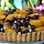 Тарт с голубикой и персиками