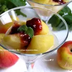 Теплый яблочный десерт с вишневым конфитюром
