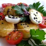 Салат из жареной поленты с пеперелиными яйцами, помидорами черри и цветками базилика