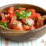 Салат с помидорами и кунжутом