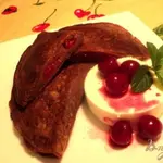 Блинные шоколадные пирожки с вишней