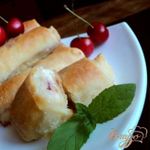 Пирожки с творогом и черешней.
