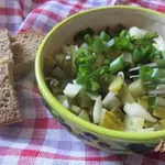 Cалат консервированные огурцы с луком