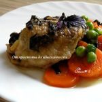 Курица с морковью и зеленым горошком