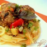 Фрикадельки с базиликом и овощами