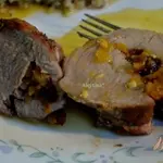 Свиная вырезка с фруктово-ягодной начинкой и апельсиновым соусом