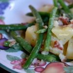 Салат с картофелем, с зеленой фасолью и беконом