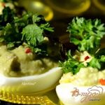 Авокадо с анчоусами и яйцом