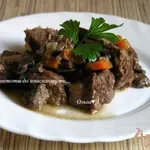 Говядина с грибами и морковью в соусе из красного вина