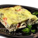 Фриттата с курицей, грибами и зеленым горошком
