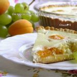 Нежный пирог с абрикосами и виноградом