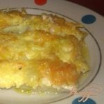 Белая рыба под овощами и сметаной